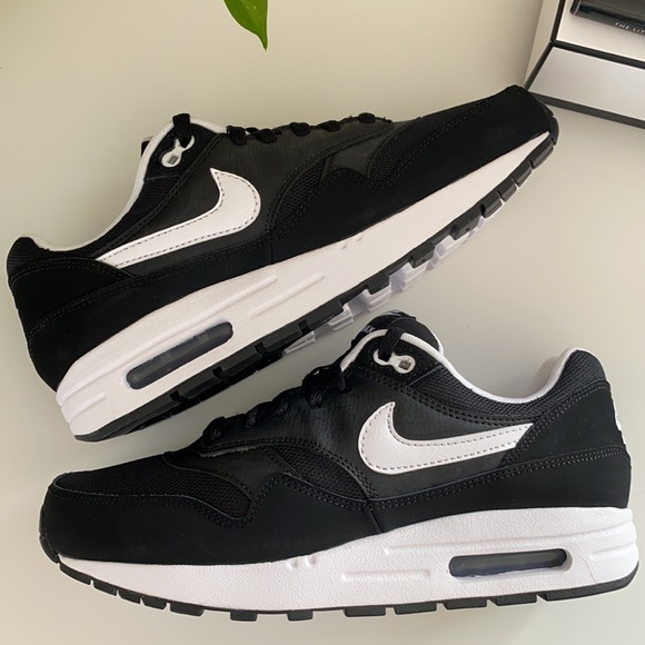 New Nike Air Max 1 black Running shoes - Picture 2 of 8